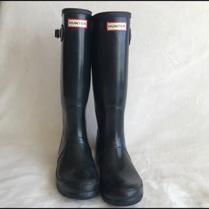 Hunter original tall black Gloss rain boots.